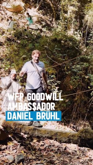 Daniel Brühl Instagram - Earlier this year, I was in Colombia with the @worldfoodprogramme and was given the opportunity to meet the Arhuaco indigenous people living in the foothills of La Sierra Nevada.
  
To enter the Sacred Territory of La Sierra Nevada, I took part in a welcome ritual. During the ceremony, the mamos, the male community leaders, ask you to symbolically spread water to the four cardinal points of the world. The mamos say that: 'Just like the hummingbird that carries droplets of water to extinguish a fire flying millions of times to make it possible, outsiders must commit to carrying our message about climate action to the corners of the world in order to save it.’
  
Madre Agua (Mother water) is very important to the people of La Sierra Nevada due to the severe droughts they experience. In Latin America, the climate crisis is one of the main causes of hunger. If emissions are not reduced by the end of the century, 30 percent of our global food production is at risk.
  
Today on #SolidarityDay, I stand in solidarity with communities like the Arhuaco indigenous people to continue spreading the message about the need for climate action and to raise awareness about climate-driven hunger.