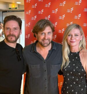 Daniel Brühl Instagram - Fasten your seat belts, it‘s gonna be a bumpy „ride“!

Ohhhh it all began here in Cannes when I first met the ingenious @ruben_ostlund at the 75th edition of the festival. I cannot believe that I will soon board a plane full of cinematic grandmasters. Working with goddess @kirstendunst, Keanu Reeves and many more stellar passengers fills me with an indescribable joy. Captain Ruben, TAKTAKTAK xxxxx