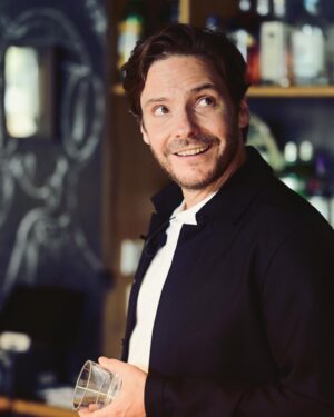 Daniel Brühl Instagram - Next level amigos, our first Raval wine collaboration is ready to be tasted, visit us at our @barravalberlin, where our beloved host Marc is gonna offer you the exquisite creations! Here is some info… Nos vemos, salud ❤️💛

We proudly present you our very own special edition „BAR RAVAL WINE“, produced by no other than the legendary @vinoslazorra 🍷✨ La Zorra Ravalera combines the well known Tempranillo with the native Rufete. Behind its bright cherry red color, the herbal and clear nuances of blackberry leaves, raspberries and wild strawberries appear, along with a variety of spices. On the palate, this wine is very balanced, has a considerable acidity and a good amount of sweet tannins. La Zorra Ravalera is a delicate and at the same time wild wine, with a touch of oak that enriches it with toasted notes and elegant hints of sweet spices. It tastes enjoyable and expressive, special and differentiated; in its transparency lies the purity of old vines and soils of slate, clay and granite. Aging in French and American oak barrels with medium and light flavors manages to tame the wild touch of the fruit while respecting its essence ✨ You can drink the BAR RAVAL x LA ZORRA wine at our bar.