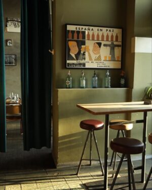 Daniel Brühl Instagram - Next level amigos, our first Raval wine collaboration is ready to be tasted, visit us at our @barravalberlin, where our beloved host Marc is gonna offer you the exquisite creations! Here is some info… Nos vemos, salud ❤️💛

We proudly present you our very own special edition „BAR RAVAL WINE“, produced by no other than the legendary @vinoslazorra 🍷✨ La Zorra Ravalera combines the well known Tempranillo with the native Rufete. Behind its bright cherry red color, the herbal and clear nuances of blackberry leaves, raspberries and wild strawberries appear, along with a variety of spices. On the palate, this wine is very balanced, has a considerable acidity and a good amount of sweet tannins. La Zorra Ravalera is a delicate and at the same time wild wine, with a touch of oak that enriches it with toasted notes and elegant hints of sweet spices. It tastes enjoyable and expressive, special and differentiated; in its transparency lies the purity of old vines and soils of slate, clay and granite. Aging in French and American oak barrels with medium and light flavors manages to tame the wild touch of the fruit while respecting its essence ✨ You can drink the BAR RAVAL x LA ZORRA wine at our bar.