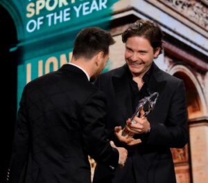 Daniel Brühl Instagram - A room packed with the greatest of all time 🐐 wow, thank you @laureussport! Unforgettable evening for me since I met THREE @fcbarcelona icons! Y que alegria entregar el Premio World Sports Man al 10 Enhorabuena Don @leomessi Visca El Barça