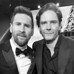 Daniel Brühl Instagram - A room packed with the greatest of all time 🐐 wow, thank you @laureussport! Unforgettable evening for me since I met THREE @fcbarcelona icons! Y que alegria entregar el Premio World Sports Man al 10 Enhorabuena Don @leomessi Visca El Barça