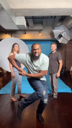 Daniel Curtis Lee Instagram - Ashley! Look at Me!
Mírame!
#danielcurtislee #lindseyshaw #devonwerkheiser #nedsdeclassified #manualdesupervivenciaescolardened #podcast #funny #toma #ashley #lookatme #ashleylookatme #trend #ned #moze #cookie #regenttheater #losangeles #tiktok #dance #baile #mirame #photostudio #lights #luces #beso #kiss