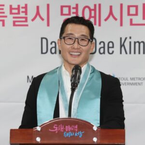 Daniel Dae Kim Instagram - Thank you to the city of #Seoul, Mayor @ohsehoon4u and the @seoul.film.commission for the distinction of making me an honorary citizen of Seoul today. It may not be official enough to help me get through airport immigration any faster, but to someone who has always been immensely proud of his Korean heritage, it means so much. 
#진심으로감사드립니다.
🇺🇸🇰🇷🦋🫰🏽