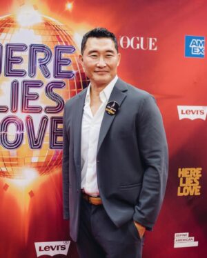 Daniel Dae Kim Instagram - What an amazing night of theater at “Here Lies Love.”
Such energy and joy from the performers in a beautifully innovative production. Cheers to the entire team who brought it to life - the whole cast and crew, director and producers. Special thanks to @joseiswriting for his hard work for getting me and my family there. Go see it! @herelieslovebway