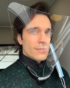 Daniel Di Tomasso Instagram - “Don’t touch the hair bro” #faceshield #therepublicofsarah @cwrepublicsarah