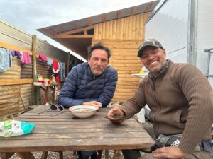 Daniel Fuenzalida Instagram - Volví a Pompeya Sur, en febrero hice amigos en el campamento y quería saber cómo estaban , La Sra Angelica y Don Bernardo (no entiendo porque no tienen su casa de emergencia @gobiernodechile Don Bernardo es NO VIDENTE,los conocí en un despacho para el @buenosdiasatodoscl junto con Jorge “El Ricky”aún se necesita más ayuda porque no fue la ayuda como se mostró en la tele, se necesita más y en eso estamos !! No hay que abandonar los sectores afectados , no abandonemos!!!! Punto a parte las casas de emergencias  que vi que puso el gobierno nada que decir!!!las emcontre muy buenas y las instalaron rápido me cuentan @gobiernodechile @gabrielboric