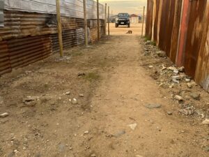 Daniel Fuenzalida Instagram - Volví a Pompeya Sur, en febrero hice amigos en el campamento y quería saber cómo estaban , La Sra Angelica y Don Bernardo (no entiendo porque no tienen su casa de emergencia @gobiernodechile Don Bernardo es NO VIDENTE,los conocí en un despacho para el @buenosdiasatodoscl junto con Jorge “El Ricky”aún se necesita más ayuda porque no fue la ayuda como se mostró en la tele, se necesita más y en eso estamos !! No hay que abandonar los sectores afectados , no abandonemos!!!! Punto a parte las casas de emergencias  que vi que puso el gobierno nada que decir!!!las emcontre muy buenas y las instalaron rápido me cuentan @gobiernodechile @gabrielboric