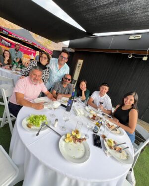 Daniel Fuenzalida Instagram - Hoy fue un día muy especial y hermoso, compartiendo con el gran equipo de @ahoracaigochile de @tvn. Fue gratificante poder reunirnos fuera del canal para conocernos mejor y compartir momentos. Además, seguir cultivando la buena energía entre nosotros es fundamental. Estoy agradecido por tener la fortuna de trabajar en lo que me apasiona, y más aún al contar con un equipo tan increíble como este. Quiero agradecer a todos por elegirnos cada tarde. ¡Sigamos trabajando juntos y que viva @ahoracaigochile por mucho tiempo más!