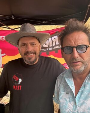 Daniel Fuenzalida Instagram - Hoy fue un día muy especial y hermoso, compartiendo con el gran equipo de @ahoracaigochile de @tvn. Fue gratificante poder reunirnos fuera del canal para conocernos mejor y compartir momentos. Además, seguir cultivando la buena energía entre nosotros es fundamental. Estoy agradecido por tener la fortuna de trabajar en lo que me apasiona, y más aún al contar con un equipo tan increíble como este. Quiero agradecer a todos por elegirnos cada tarde. ¡Sigamos trabajando juntos y que viva @ahoracaigochile por mucho tiempo más!