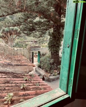 Daniel Grao Instagram - Las vistas desde la casa de mi personaje. Aquí pasará todo. Y quien es “normal” cuando cierra la puerta de su casa? Que es lo “normal”, en cualquier caso? De todas formas, “familia disfuncional” es redundante.

#rodaje #cine #cinema