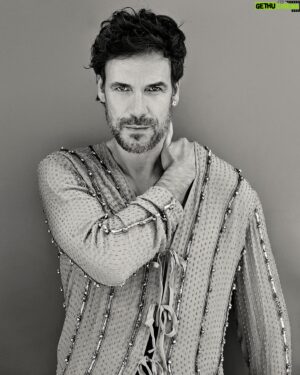 Daniel Grao Instagram - DANIEL GRAO EN NEO2 PRINT

Entre otras muchas cosas, Daniel nos habla de sus próximos proyectos y personajes: “Sé que estoy en una racha de personajes por estrenar que generarán aversión, pero para mí son un desafío. Llevo una racha intensa con ciertos personajes oscuros… Y si todo va bien, en agosto empiezo el rodaje de una película que me apetece mucho. Por otro lado, estoy asociado con Mihoa Lee en Angeli Pictures, nuestra productora. Impulsamos varios proyectos, como “Ana del Raval”, que explora la vida en el Raval de Barcelona con su diversidad racial. Estamos emocionados con estos proyectos, pero aún esperamos la aprobación de una plataforma. Tenemos cinco proyectos en marcha y estamos ansiosos por llevarlos a cabo. Me interesa mucho estar involucrado en este proceso, especialmente en el aspecto creativo”.

En todas las fotos, @danielgrao lleva total look de @Dior Men Fall 2024

Fotógrafo @bernardodoral
Estilista @danielagtzgzz
Entrevista @belenverar
Grooming @davidcarreiro1 de @anaprado_
Producción @mongomeri
Asistente Fotógrafo @hectorsilva.top
Asistente Estilismo @rauulsalmeron
Plató @tribu_studio
Agradecimientos @garaytalentoficial   @_._ka_._

Consigue tu ejemplar con todas las fotos y la entrevista completa, en kioscos o a través del link de la bio

#danielgrao #neo2 #dior #diormen #fall24 #neo2magazine #menswear #actor #actorespañol #hit #yonosoyesa #mensfashion #cover #portada #revista