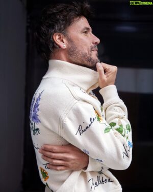 Daniel Grao Instagram - DANIEL GRAO EN NEO2 PRINT

Entre otras muchas cosas, Daniel nos habla de sus próximos proyectos y personajes: “Sé que estoy en una racha de personajes por estrenar que generarán aversión, pero para mí son un desafío. Llevo una racha intensa con ciertos personajes oscuros… Y si todo va bien, en agosto empiezo el rodaje de una película que me apetece mucho. Por otro lado, estoy asociado con Mihoa Lee en Angeli Pictures, nuestra productora. Impulsamos varios proyectos, como “Ana del Raval”, que explora la vida en el Raval de Barcelona con su diversidad racial. Estamos emocionados con estos proyectos, pero aún esperamos la aprobación de una plataforma. Tenemos cinco proyectos en marcha y estamos ansiosos por llevarlos a cabo. Me interesa mucho estar involucrado en este proceso, especialmente en el aspecto creativo”.

En todas las fotos, @danielgrao lleva total look de @Dior Men Fall 2024

Fotógrafo @bernardodoral
Estilista @danielagtzgzz
Entrevista @belenverar
Grooming @davidcarreiro1 de @anaprado_
Producción @mongomeri
Asistente Fotógrafo @hectorsilva.top
Asistente Estilismo @rauulsalmeron
Plató @tribu_studio
Agradecimientos @garaytalentoficial   @_._ka_._

Consigue tu ejemplar con todas las fotos y la entrevista completa, en kioscos o a través del link de la bio

#danielgrao #neo2 #dior #diormen #fall24 #neo2magazine #menswear #actor #actorespañol #hit #yonosoyesa #mensfashion #cover #portada #revista