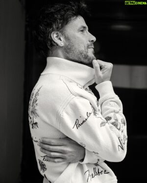Daniel Grao Instagram - DANIEL GRAO EN NEO2 PRINT

Entre otras muchas cosas, Daniel nos habla de sus próximos proyectos y personajes: “Sé que estoy en una racha de personajes por estrenar que generarán aversión, pero para mí son un desafío. Llevo una racha intensa con ciertos personajes oscuros… Y si todo va bien, en agosto empiezo el rodaje de una película que me apetece mucho. Por otro lado, estoy asociado con Mihoa Lee en Angeli Pictures, nuestra productora. Impulsamos varios proyectos, como “Ana del Raval”, que explora la vida en el Raval de Barcelona con su diversidad racial. Estamos emocionados con estos proyectos, pero aún esperamos la aprobación de una plataforma. Tenemos cinco proyectos en marcha y estamos ansiosos por llevarlos a cabo. Me interesa mucho estar involucrado en este proceso, especialmente en el aspecto creativo”.

En todas las fotos, @danielgrao lleva total look de @Dior Men Fall 2024

Fotógrafo @bernardodoral
Estilista @danielagtzgzz
Entrevista @belenverar
Grooming @davidcarreiro1 de @anaprado_
Producción @mongomeri
Asistente Fotógrafo @hectorsilva.top
Asistente Estilismo @rauulsalmeron
Plató @tribu_studio
Agradecimientos @garaytalentoficial   @_._ka_._

Consigue tu ejemplar con todas las fotos y la entrevista completa, en kioscos o a través del link de la bio

#danielgrao #neo2 #dior #diormen #fall24 #neo2magazine #menswear #actor #actorespañol #hit #yonosoyesa #mensfashion #cover #portada #revista