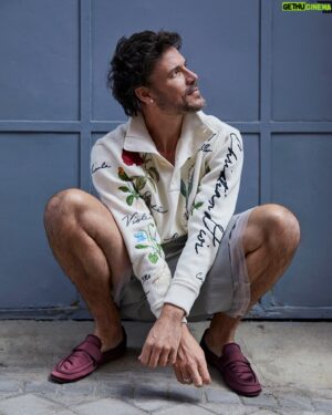 Daniel Grao Instagram - DANIEL GRAO EN NEO2 PRINT

Entre otras muchas cosas, Daniel nos habla de sus próximos proyectos y personajes: “Sé que estoy en una racha de personajes por estrenar que generarán aversión, pero para mí son un desafío. Llevo una racha intensa con ciertos personajes oscuros… Y si todo va bien, en agosto empiezo el rodaje de una película que me apetece mucho. Por otro lado, estoy asociado con Mihoa Lee en Angeli Pictures, nuestra productora. Impulsamos varios proyectos, como “Ana del Raval”, que explora la vida en el Raval de Barcelona con su diversidad racial. Estamos emocionados con estos proyectos, pero aún esperamos la aprobación de una plataforma. Tenemos cinco proyectos en marcha y estamos ansiosos por llevarlos a cabo. Me interesa mucho estar involucrado en este proceso, especialmente en el aspecto creativo”.

En todas las fotos, @danielgrao lleva total look de @Dior Men Fall 2024

Fotógrafo @bernardodoral
Estilista @danielagtzgzz
Entrevista @belenverar
Grooming @davidcarreiro1 de @anaprado_
Producción @mongomeri
Asistente Fotógrafo @hectorsilva.top
Asistente Estilismo @rauulsalmeron
Plató @tribu_studio
Agradecimientos @garaytalentoficial   @_._ka_._

Consigue tu ejemplar con todas las fotos y la entrevista completa, en kioscos o a través del link de la bio

#danielgrao #neo2 #dior #diormen #fall24 #neo2magazine #menswear #actor #actorespañol #hit #yonosoyesa #mensfashion #cover #portada #revista