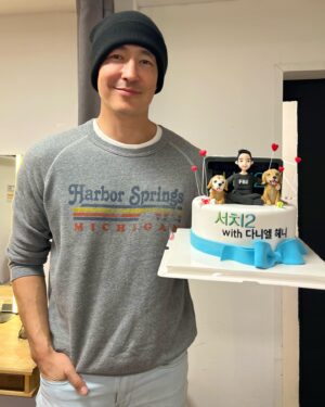 Daniel Henney Instagram - Thank you @sonypictureskr_official for this super cool ‘Missing’ cake.  My pups were happy to be included:). Thanks to everyone for giving @searchingmovie so much love:)). In theaters Feb 22 in Korea😎 감사합니다.