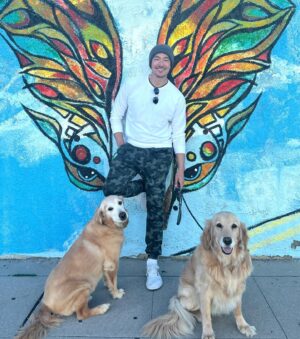 Daniel Henney Instagram - Sunshine n’ smiles..Monday walk with the pack:) #rufflife #goldenretriever #roscoe #juliette
