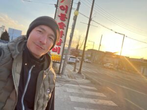 Daniel Henney Instagram - A little work, a little play…always good to come back…제2의 고향이 있어서 난 행운아^^ #wintergolf  #콜마르골프