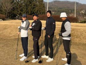 Daniel Henney Instagram - A little work, a little play…always good to come back…제2의 고향이 있어서 난 행운아^^ #wintergolf  #콜마르골프
