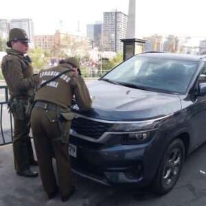 Daniel Jadue Instagram - 🚨👮🏻‍♀️👮🏻El día de ayer acompañamos una fiscalización de Carabineros a vehículos en los alrededores del Mercado Tirso de Molina.

🚫 Varios fueron multados por estar estacionados en veredas y lugares no habilitados. #recoletamuchomejor‼️✨