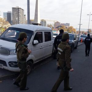 Daniel Jadue Instagram - 🚨👮🏻‍♀️👮🏻El día de ayer acompañamos una fiscalización de Carabineros a vehículos en los alrededores del Mercado Tirso de Molina.

🚫 Varios fueron multados por estar estacionados en veredas y lugares no habilitados. #recoletamuchomejor‼️✨