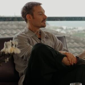 Daniel Johns Instagram - Crazy that since we filmed this docuseries with the one and only @meganholiday , FutureNever went on to become the only Australian album this year to go #1 on the @aria_official chart TWICE 🤯 and broke the all-time record for the longest duration between an Australian album landing at and returning to #1. 

Act 3 of ‘Inside the Mind of Daniel Johns’ FutureNever (Forever) is live now on my YouTube Channel and via the link in my bio.

I’d like to take this opportunity to thank the most incredible record label I’ve ever worked with @bmgausnz for running an incredible boundary-defying campaign, showing the Australian music industry how it’s done and for helping me pull together this series on a moment’s notice- we did it team 💜

Let me know your favourite moment of this docuseries in the comments!