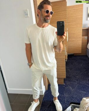 Daniel MacPherson Instagram - 𝟓𝟎 𝐒𝐡𝐚𝐝𝐞𝐬 𝐨𝐟 𝐁𝐞𝐢𝐠𝐞 - 𝐆𝐨𝐥𝐝 𝐂𝐨𝐚𝐬𝐭 𝐄𝐝𝐢𝐭𝐢𝐨𝐧 ☀️😂

A full week of resort chic! How did I not realise this when I was packing? 😂😂

Muted palette aside, Fantastic week with @7horseracing & @magicmillions