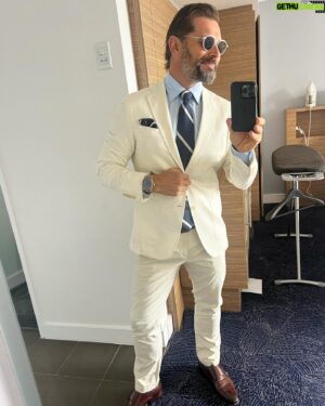 Daniel MacPherson Instagram - 𝟓𝟎 𝐒𝐡𝐚𝐝𝐞𝐬 𝐨𝐟 𝐁𝐞𝐢𝐠𝐞 - 𝐆𝐨𝐥𝐝 𝐂𝐨𝐚𝐬𝐭 𝐄𝐝𝐢𝐭𝐢𝐨𝐧 ☀️😂

A full week of resort chic! How did I not realise this when I was packing? 😂😂

Muted palette aside, Fantastic week with @7horseracing & @magicmillions