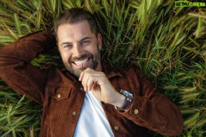 Daniel MacPherson Instagram - Somewhere in the grass of the Hunter Valley and now on the cover of Who Magazine With a lovely chat about Fatherhood, Inspiration, Love, Acting & returning to the Theatre…Thanks Team 🙏🏼⚡️♥️ 

Photography @justinavelingphoto 
Styling @maialiakos 
Grooming @vicanderson 
Wearing @nudiejeans_anz @iwcwatches_aus_nz