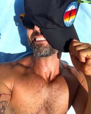 Daniel MacPherson Instagram - 𝐇𝐚𝐩𝐩𝐢𝐧𝐞𝐬𝐬 :  Prescribe Vitamin D ☀️ & Vitamin Sea 🌊  High dosage, daily, for best results. Repeat as necessary ☺️😎👌⚡️