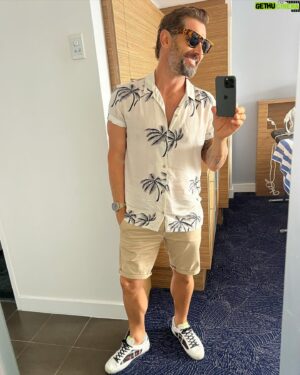 Daniel MacPherson Instagram - 𝟓𝟎 𝐒𝐡𝐚𝐝𝐞𝐬 𝐨𝐟 𝐁𝐞𝐢𝐠𝐞 - 𝐆𝐨𝐥𝐝 𝐂𝐨𝐚𝐬𝐭 𝐄𝐝𝐢𝐭𝐢𝐨𝐧 ☀️😂

A full week of resort chic! How did I not realise this when I was packing? 😂😂

Muted palette aside, Fantastic week with @7horseracing & @magicmillions