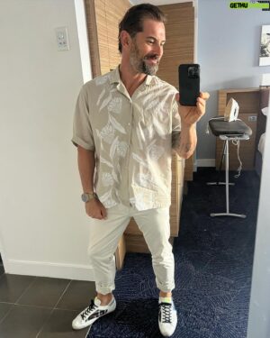 Daniel MacPherson Instagram - 𝟓𝟎 𝐒𝐡𝐚𝐝𝐞𝐬 𝐨𝐟 𝐁𝐞𝐢𝐠𝐞 - 𝐆𝐨𝐥𝐝 𝐂𝐨𝐚𝐬𝐭 𝐄𝐝𝐢𝐭𝐢𝐨𝐧 ☀️😂

A full week of resort chic! How did I not realise this when I was packing? 😂😂

Muted palette aside, Fantastic week with @7horseracing & @magicmillions