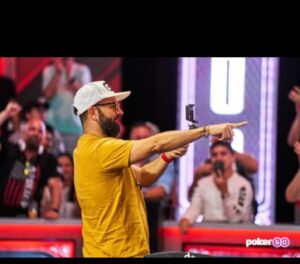 Daniel Negreanu Instagram - WOW, what a night! @dnegspoker finally got that 7th bracelet we all knew was coming. The 50k PPC is THE EVENT he wanted to win and he did it.

I saw a lot of people tear up last night and it just proves how many people are true fans. Core memory, right here. 🥺

I love you. ❤️ 

📸: @enriquemphoto 
@pokergo 
@wsop 
@ggpoker