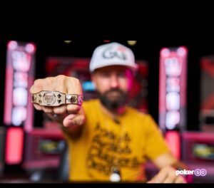 Daniel Negreanu Instagram - WOW, what a night! @dnegspoker finally got that 7th bracelet we all knew was coming. The 50k PPC is THE EVENT he wanted to win and he did it.

I saw a lot of people tear up last night and it just proves how many people are true fans. Core memory, right here. 🥺

I love you. ❤️ 

📸: @enriquemphoto 
@pokergo 
@wsop 
@ggpoker