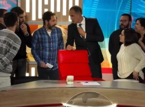 Daniel Oliveira Instagram - Termina hoje a maratona de especiais de @istoegozarcomquemtrabalha_sic. Foram três semanas de produção diária e intensiva, em que o Ricardo e toda a equipa voltaram a oferecer um trabalho de excelência, com uma notável capacidade de resposta à atualidade, nalguns casos com os factos a decorrerem em simultâneo com o programa. Com qualidade, criatividade e originalidade, esta gente mostrou mais uma vez porque é que, parecendo tão simples, mais ninguém consegue fazer igual. Hoje a seguir ao Jornal da Noite, na @sicoficial
