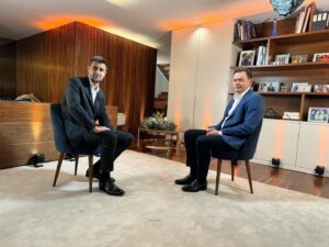 Daniel Oliveira Instagram - Num momento importante para a nossa vida coletiva, os líderes dos dois maiores partidos portugueses apresentam-se aos portugueses e contam as suas histórias de vida. Um deles será o futuro Primeiro-Ministro de Portugal. Hoje a conversa é em casa de Luís Montenegro, em Espinho. Para ver a seguir ao Primeiro Jornal, no Alta Definição, na @sicoficial