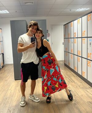 Daniel Rangel Instagram - Guto finalmente conseguiu se declarar pra Lupita… Mas ela tava dormindo e não ouviu nada 🫠 Pelo menos essa declaração serviu pra acabar com a confusão envolvendo Leda e Lizandra, será que agora esse quase casal vai conseguir ser feliz? 👀❤️

Tá sendo incrível essa jornada contigo, parceira @daphnebozaski