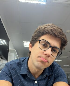 Daniel Rangel Instagram - Guto finalmente conseguiu se declarar pra Lupita… Mas ela tava dormindo e não ouviu nada 🫠 Pelo menos essa declaração serviu pra acabar com a confusão envolvendo Leda e Lizandra, será que agora esse quase casal vai conseguir ser feliz? 👀❤️

Tá sendo incrível essa jornada contigo, parceira @daphnebozaski