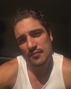 Daniel Rocha Instagram - Tranças   fotos feitas com câmera frontal meio embaçada.
