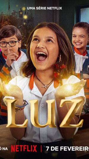 Daniel Rocha Instagram - Muitoooo orgulho de dar a vida ao Professor Marcos em “Luz”, primeira série infantojuvenil da dona Netflix no Brasil! Foi delicioso contracenar com um elenco grandioso, e entrar nessa jornada cheia de aventura! Eu tô apaixonado por essa história, e pela coragem da Luz e ansioso pra compartilhar essa história com vocês.

 Estreia dia 7 de fevereiro! Bora maratonar!?!! ✨✨✨