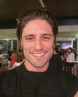Daniel Rocha Instagram - Já dizia Espinosa: “A vida é feita de bons encontros que elevam a nossa potência de viver.”

E essa novela me deu de presente grandes encontros e reencontros. Porque a vida é feita de bons encontros. E tive encontros com artistas incríveis e admiráveis.
@walcyrcarrasco 
@thelmaguedes 
@luizhrios 
@joanaclark 
@felipeherzog 
@tatawerneck 
@rainercadete
