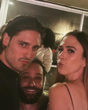 Daniel Rocha Instagram - Já dizia Espinosa: “A vida é feita de bons encontros que elevam a nossa potência de viver.”

E essa novela me deu de presente grandes encontros e reencontros. Porque a vida é feita de bons encontros. E tive encontros com artistas incríveis e admiráveis.
@walcyrcarrasco 
@thelmaguedes 
@luizhrios 
@joanaclark 
@felipeherzog 
@tatawerneck 
@rainercadete