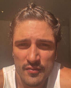 Daniel Rocha Instagram - Tranças   fotos feitas com câmera frontal meio embaçada.