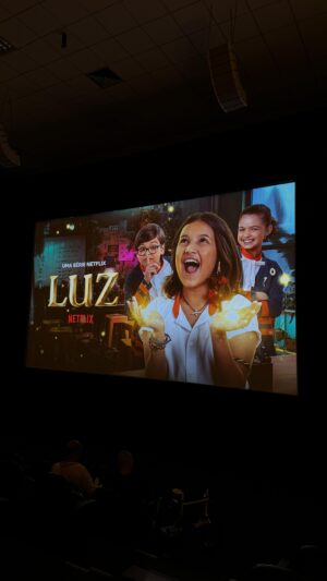 Daniel Rocha Instagram - Relembrando esse dia lúdico que passei com meus pequenos gênios! Se liga aí galera, que amanhã “Luz” estreia na dona @netflixbrasil! Juntem os pequenos no sofá, e os grandões também! E vamos todos juntos nessa jornada fantástica que vai começar!
Tks @florestaprod