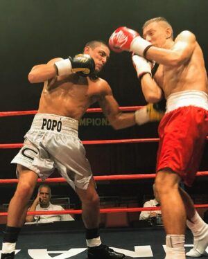 Daniel Rocha Instagram - Vocês sabem que o Popó é uma lenda. Tetracampeão mundial de boxe e supercampeão mundial unificado. É reconhecido internacionalmente como “Estrela do Nocaute” pela sequência de 29 vitórias por nocaute consecutivas — uma das mais longas na história do boxe. Foi uma das maiores honras da minha carreira, ser o Popó nas telas. Dirigido pelos cineastas  Sérgio Machado, Walter Salles e Aly Muritiba, te convido para maratonar “Irmãos Freitas”, disponível no Prime e no Max! @primevideobr @streammaxbr @s.rmachado @alymuritiba @popofreitas