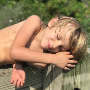 Daniela Galli Instagram - Cada um deles merecia uma homenagem individual. Cada um deles é um universo único antes de ser parceiro, pai, filho e tal. Mas ambos são meus amores e seus aniversários se separam por apenas 1h01m de diferença. São de abril. Gabriel nasceu no dia 8 - doce, vibrante, curioso e teimoso. Yuri é do dia 7- generoso, sábio, genuíno e teimoso. Meninos lindos, lindos… do signo de Áries. Cruzei as pernas por 61 minutos pra que cada um tivesse seu próprio dia, mas - no fim das contas - acabam comemorando sempre juntos… e é tanta e bela vida, que não sobra tempo pra postar em tempo. E o que escrevo aqui eles talvez nem vejam. Nenhum deles tem instagram. Um por escolha. O outro por desconhecimento (tá mais ocupado com o jardim, com a bola, com a construção de mundos imaginários de lego). Mas ambos - e cada um deles - sabem, porque ecoa da minha boca e dos meus atos diários, que são meus amores… e que a vida nesse planeta é mais doce, vibrante, generosa, sábia, genuína e  arianamente teimosa, com a sua existência. Os meus desejos tecem caminhos floridos e luminosos pra ambos. E pra cada um deles.