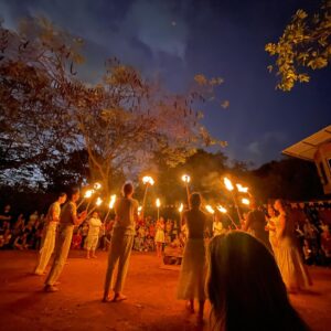 Daniela Galli Instagram - Festa é jeito bonito de rezar o mundo.
Sempre que tô na área, participo desse São João só pra estar ao redor da fogueira. É algo tão bonito que parece oração.
Gosto de rituais. Nos aproximam dos sentidos… nos fazem pausar pra velar e celebrar aquilo que escolhemos e, às vezes, aquilo que nem se sabe.
Nessa noite, mesmo com os pés na terra e encantada com o fogo, não conseguia tirar os olhos do céu.
Na manhã seguinte recebi uma mensagem e entendi: uma grande amiga havia terminado seu ciclo por aqui durante a noite. Voou. Os tambores soaram, cantei e dancei junto à fogueira, venerei o céu pensando que era pra São João… mas foi tudo pra ela.