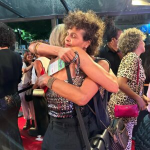 Daniela Galli Instagram - do lançamento de “How to be a Carioca” no @festivaldorio , que é sempre um oásis cultural. Parabéns, @ildasan !
A série tá bonita, divertida e sensível, e estréia dia 18 agora na Star . Direção artística de @carloshsaldanha , direção geral de @joanamariani , roteiro de Rodrigo Nogueira, com @seujorge e um super elenco brasileiro e internacional.
.
.
.
@starplusbr @merlejerome #howtobeacarioca