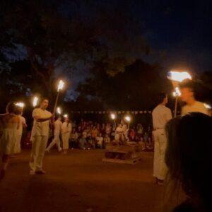 Daniela Galli Instagram - Festa é jeito bonito de rezar o mundo.
Sempre que tô na área, participo desse São João só pra estar ao redor da fogueira. É algo tão bonito que parece oração.
Gosto de rituais. Nos aproximam dos sentidos… nos fazem pausar pra velar e celebrar aquilo que escolhemos e, às vezes, aquilo que nem se sabe.
Nessa noite, mesmo com os pés na terra e encantada com o fogo, não conseguia tirar os olhos do céu.
Na manhã seguinte recebi uma mensagem e entendi: uma grande amiga havia terminado seu ciclo por aqui durante a noite. Voou. Os tambores soaram, cantei e dancei junto à fogueira, venerei o céu pensando que era pra São João… mas foi tudo pra ela.