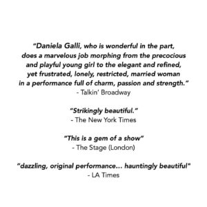 Daniela Galli Instagram - #TBT recente da temporada de “The Other Mozart” em Nova York, em janeiro. Foi lá que me apresentei com esse monólogo pela primeira vez em 2016. Repeti a dose em 2017, e depois outros trabalhos se seguiram. Anos mais tarde, supresa: convite para um tour por cidades americanas. Nessas andanças, tive a oportunidade de conhecer teatros majestosos, maravilhosos. Platéias de 400, 800, 1000, 1300 pessoas compartilhando comigo essa experiência única e efêmera. Sempre há eco. Aprendizado mútuo. Troca. E nessas dimensões, reverbera com uma força imensa.
Mas em janeiro, voltei a um teatro pequeno, de apenas 40 lugares. E eles se preencheram todas a noites com pessoas generosas, atentas e ávidas por estarem ali. Pude ver cada rosto, ouvir cada suspiro e sentir a presença especial de cada um. E isso, minha gente, reverbera também com uma força imensa. Sou grata à @sylvia.milo, por compartilhar sua criação comigo; aos parceiros @nathandavis_composer , @heythereitskodi e @kellietaylornyc , brilhantes no que fazem e ainda maiores em quem são; à @oriettacrispino por nos receber em seu @theaterlab . Agradeço aos amigos que encheram meu coração de alegria e à todos que lá estiveram. Seguimos.